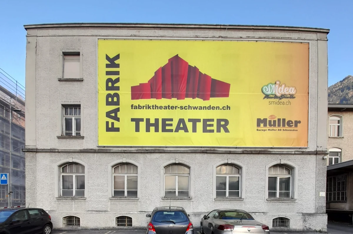 Fabriktheater Schwanden — Grossplakat an der Fassade